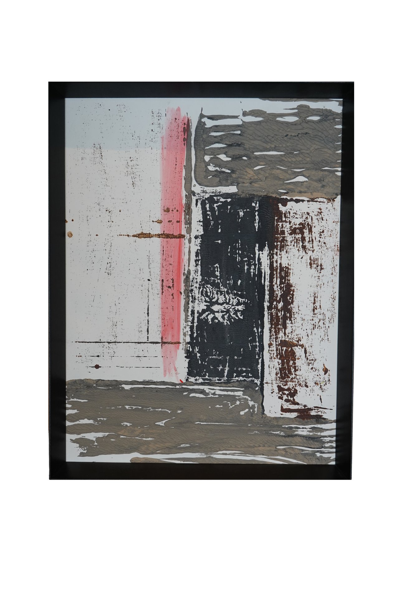 Œuvre verticale encadrée avec large pan blanc texturé, trace rouge verticale et masse noire à droite.