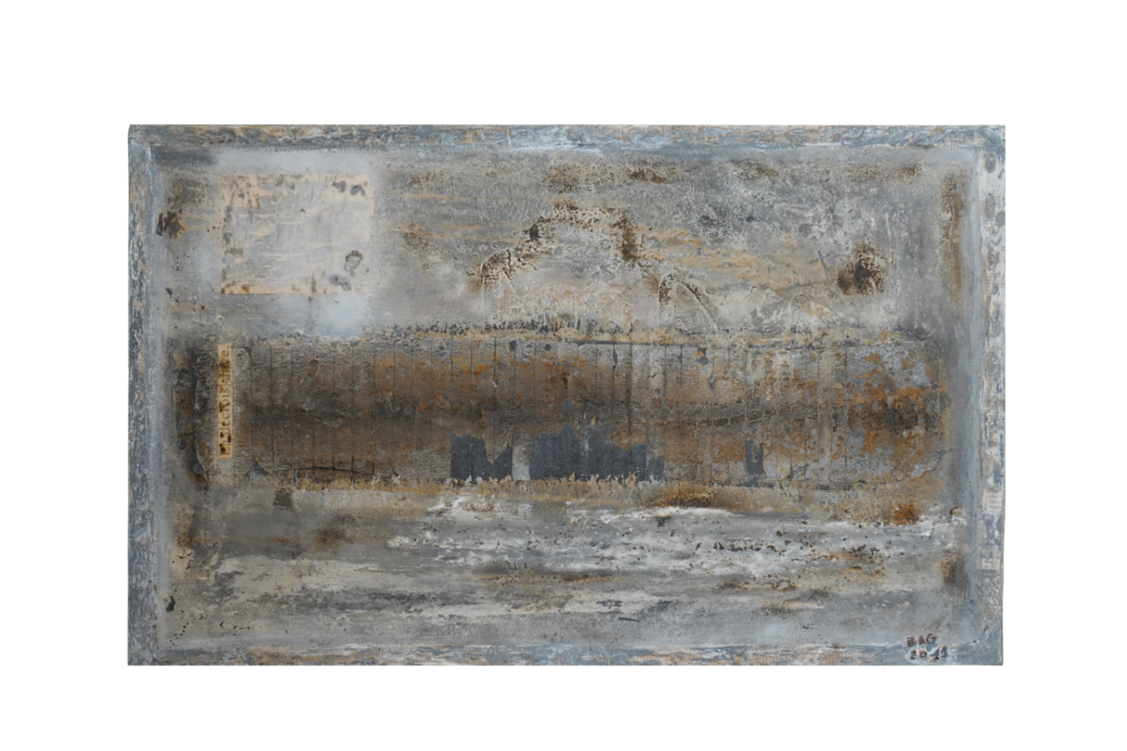 Œuvre horizontale grise et ocre, très texturée, parcourue d'une bande sombre et de marques de matière.