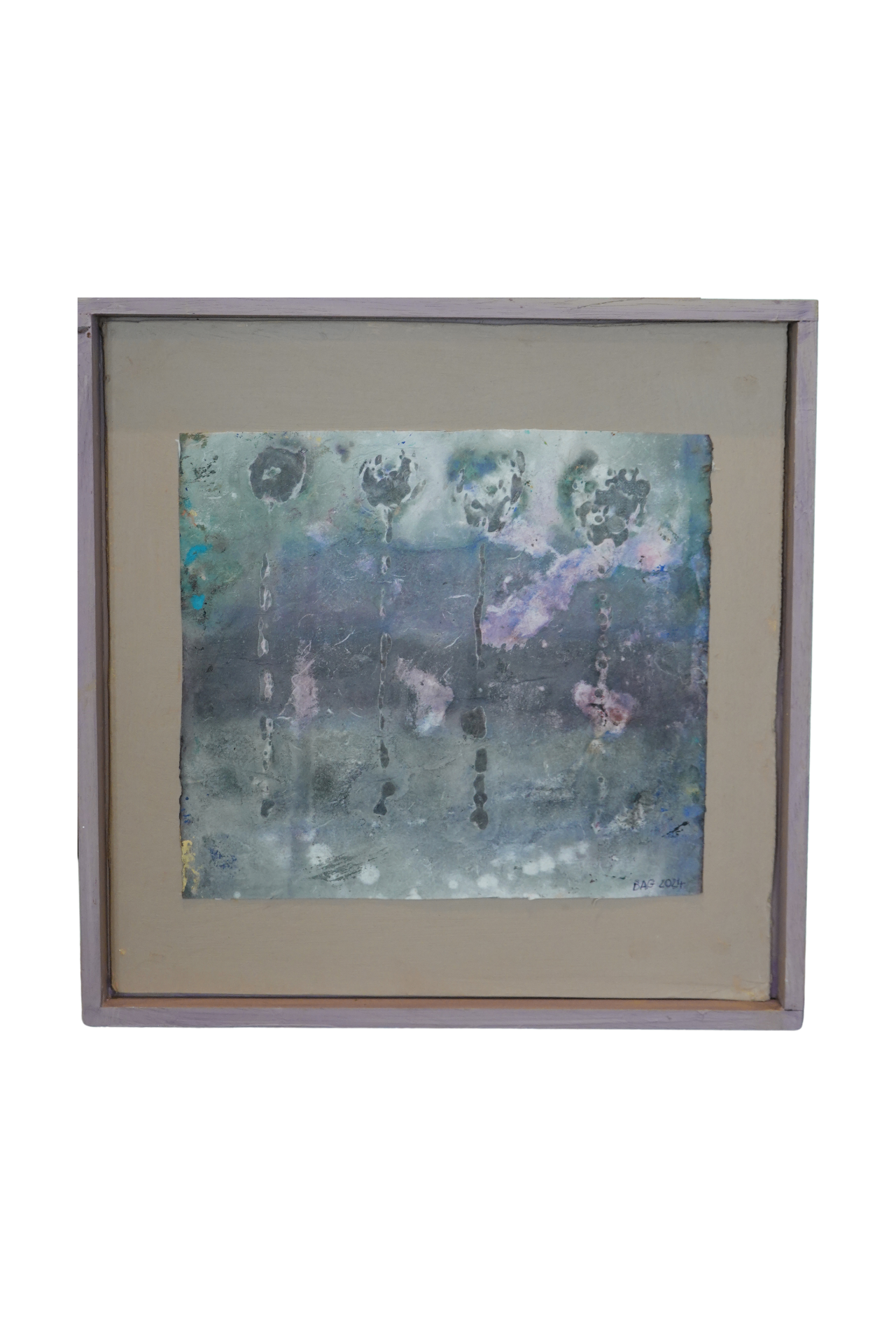Œuvre encadrée aux gris bleutés et touches mauves, parcourue de tiges verticales et de formes florales sombres.