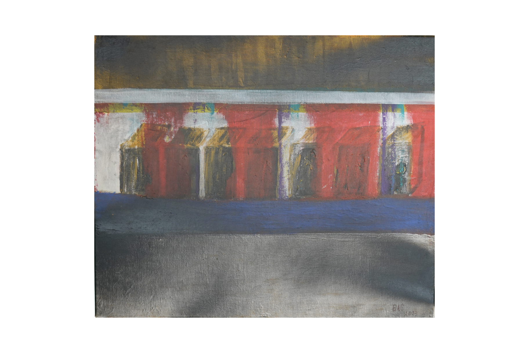 Composition avec bande rouge centrale et formes architecturales sombres, sur fond gris, blanc et bleu profond.