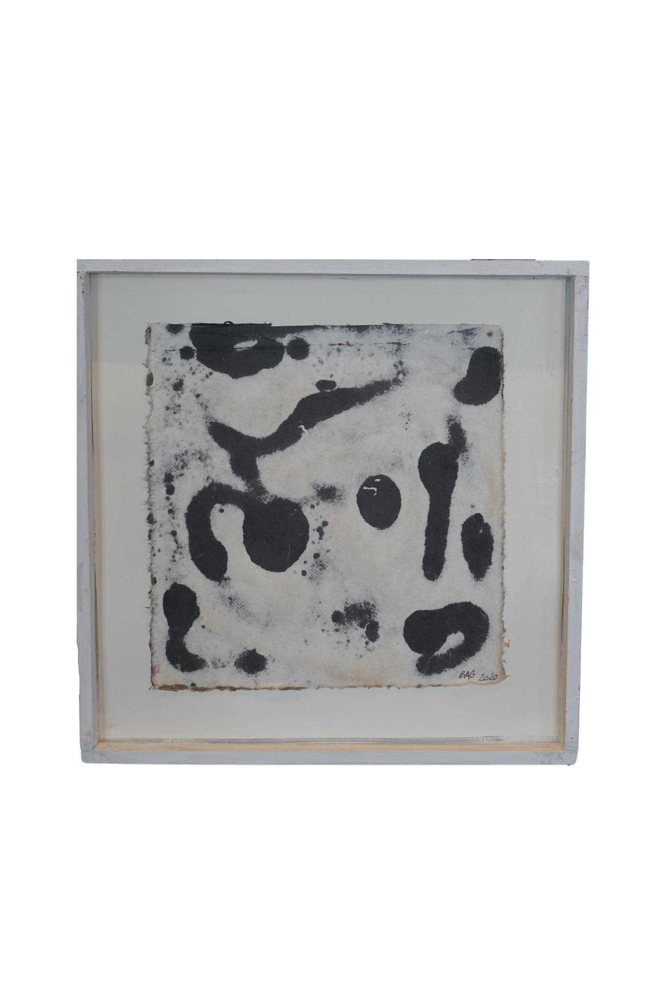 Œuvre encadrée sur papier ivoire avec taches et formes noires organiques disposées comme une constellation.