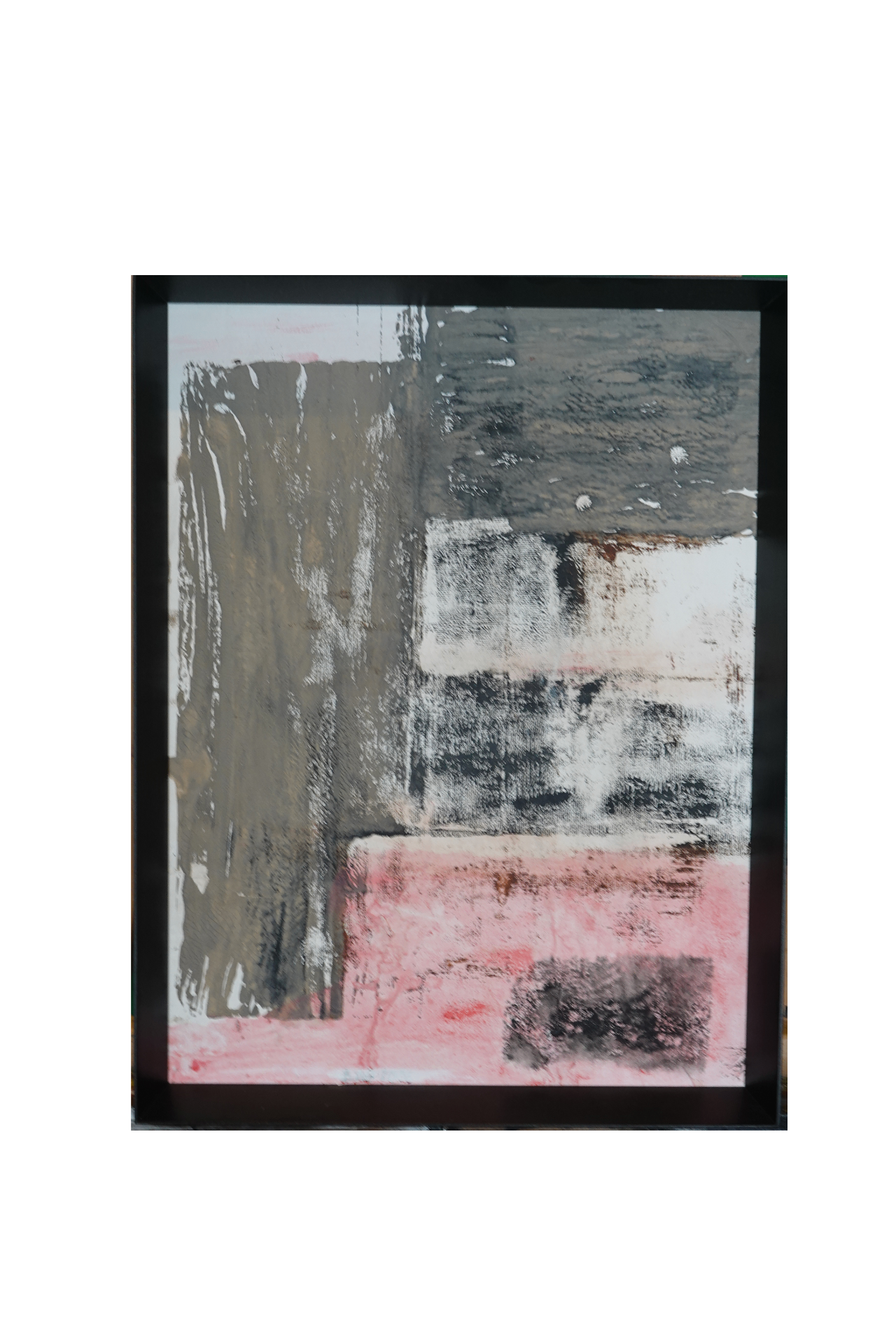 Composition encadrée avec blocs gris et noirs en haut, et large zone rose poudré en bas marquée d'un rectangle sombre.
